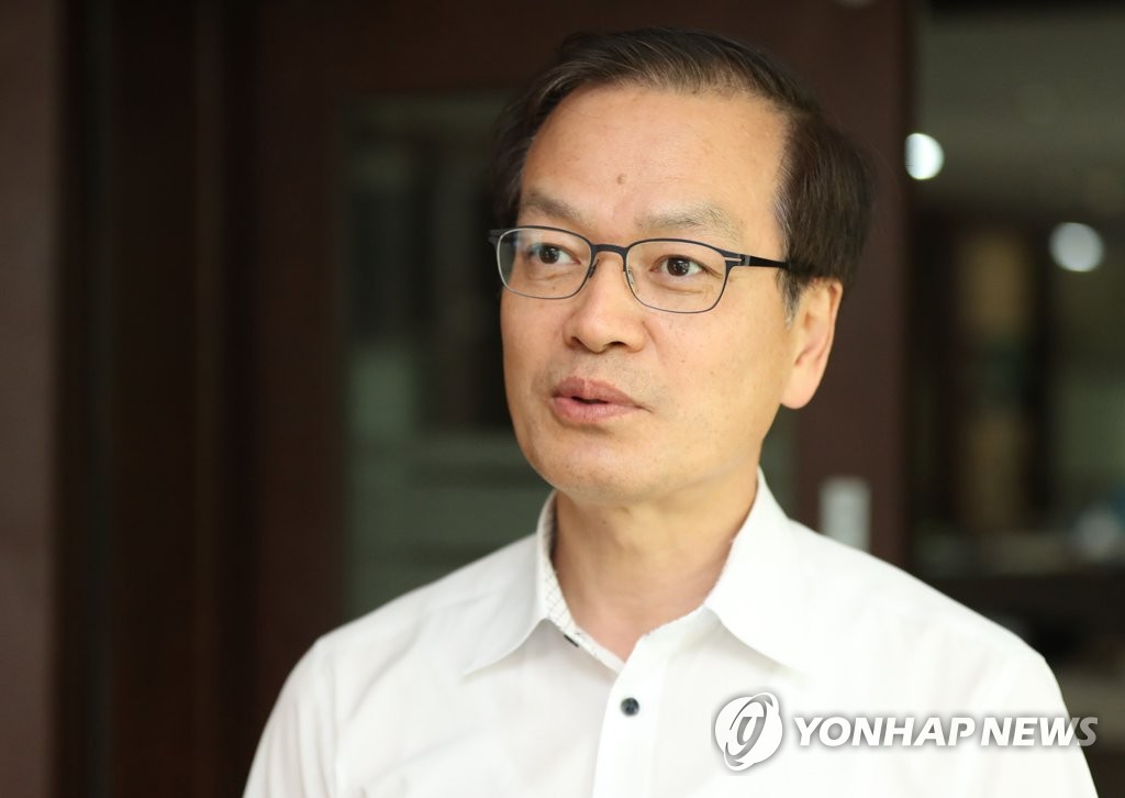 취재진 질문에 답하는 허익범 특검