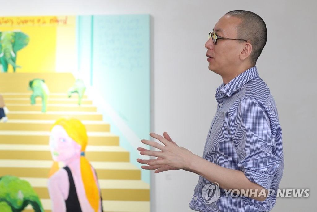 작품 설명하는 우국원 작가
