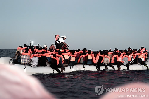 고무보트에서 구조를 기다리는 지중해 상의 아프리카 난민들 (AFP/SOS 메디테라네=연합뉴스)