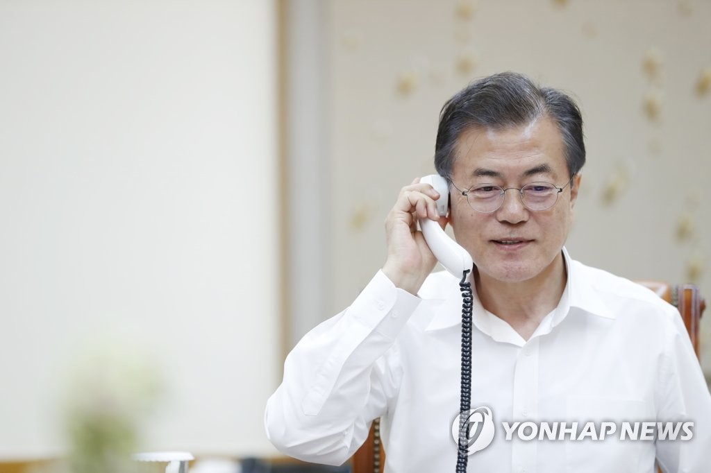 트럼프 대통령 통화하는 문 대통령