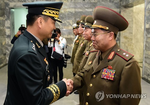 악수하는 남북 수석대표