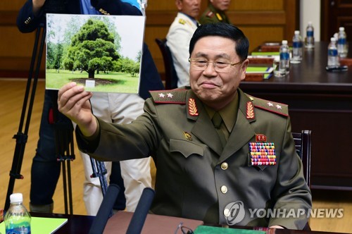 노무현 전 대통령이 심은 소나무 사진 보여주는 북