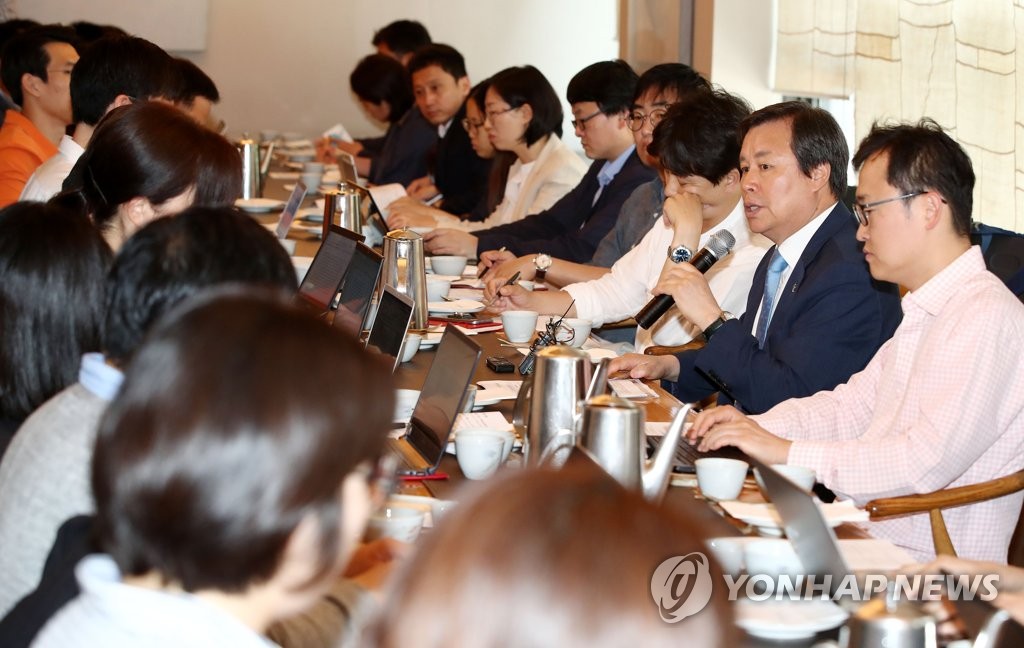 취임1주년 기자간담회 참석한 도종환