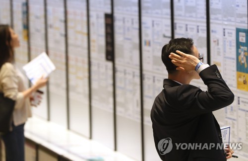 지난 6월 한 채용박람회에 설치된 채용공고 게시판