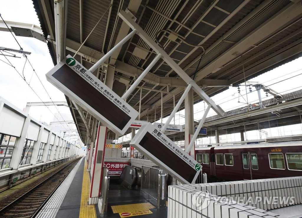 日 오사카 지진으로 공중에 매달린 열차안내판