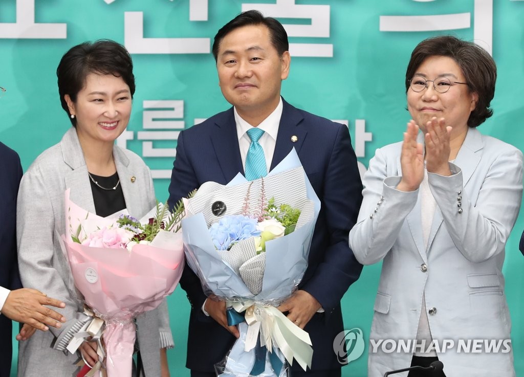 동료의원 축하받는 김관영 신임 원내대표