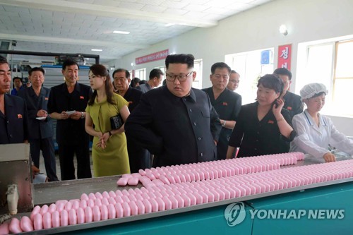 北김정은·리설주, 신의주 화장품공장 시찰