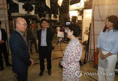 방송 제작현장 방문한 이효성 방송통신위원장