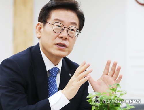 연합뉴스와 인터뷰하는 이재명 경기지사