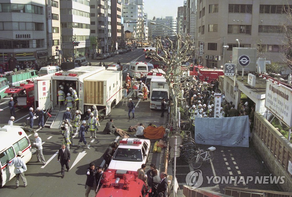 1995년 도쿄 지하철역 사린가스 테러사건 당시 도쿄 쓰키지 자하철역 근처에서 사린가스 피해자들이 응급치료를 받는 모습. [로이터=연합뉴스 자료사진]