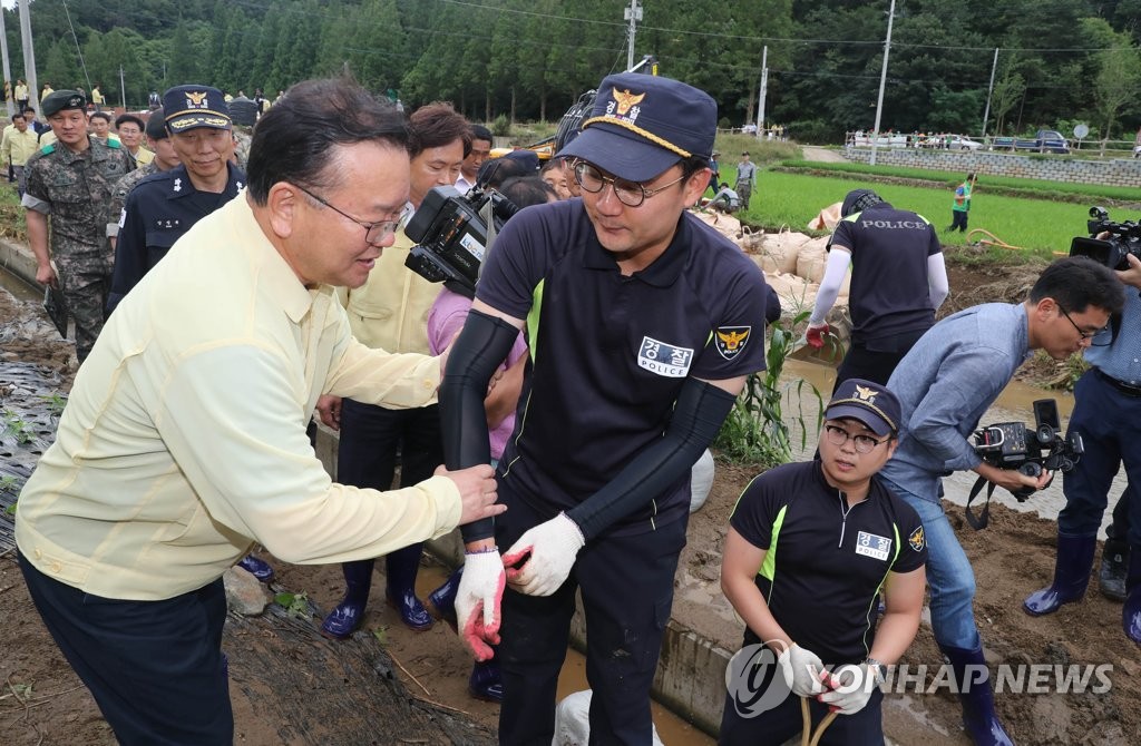 고생하십니다…격려하는 김부겸 장관