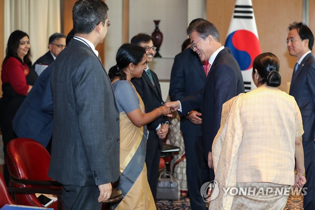 문 대통령, 인도 측 수행원들과 인사