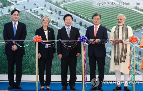 세계 최대 휴대전화 공장에서 만난 문 대통령과 이재용