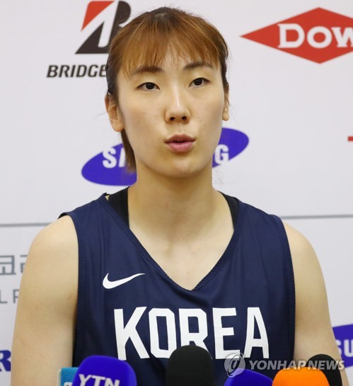 인터뷰하는 박혜진