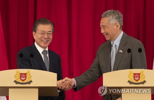 밝게 웃으며 악수하는 한·싱가포르 정상