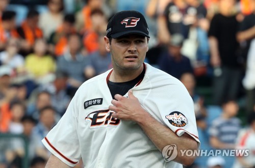 땀 닦으며 마운드 내려오는 휠러