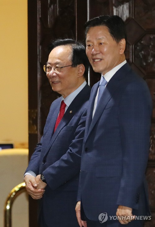 의원들에게 인사하는 이주영과 주승용