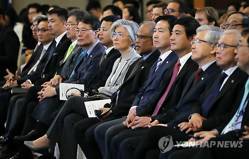 싱가포르 렉처 참석한 강경화, 홍종학