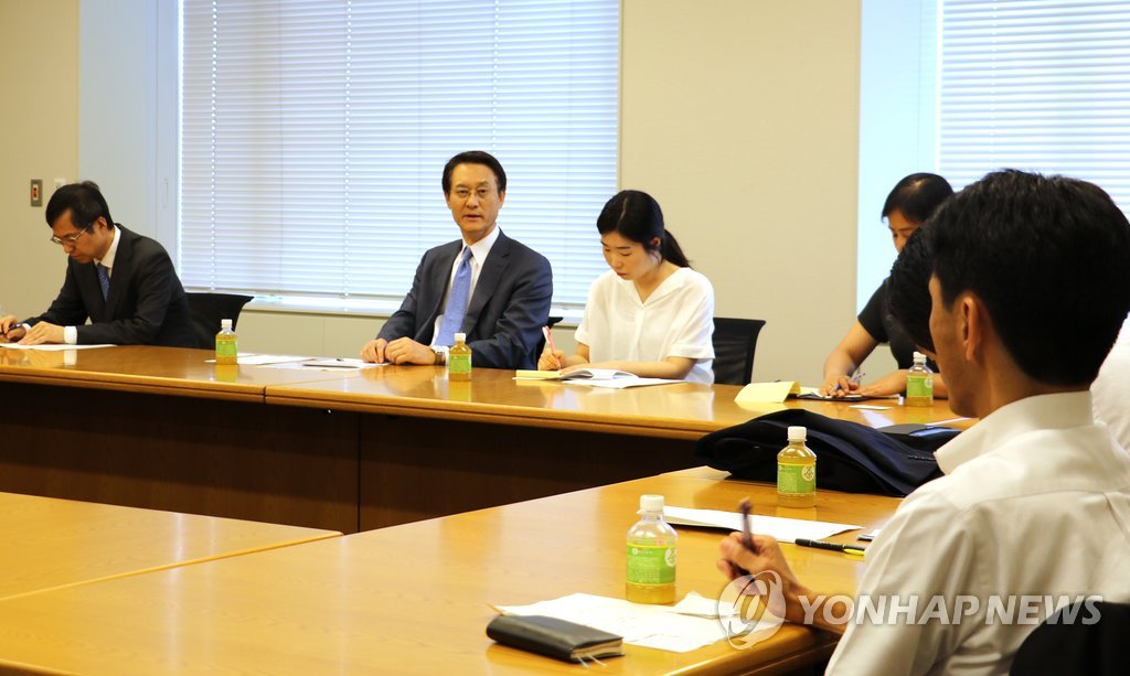 講演する李洙勲大使（左から２人目、在日韓国大使館提供）＝１７日、東京（聯合ニュース）