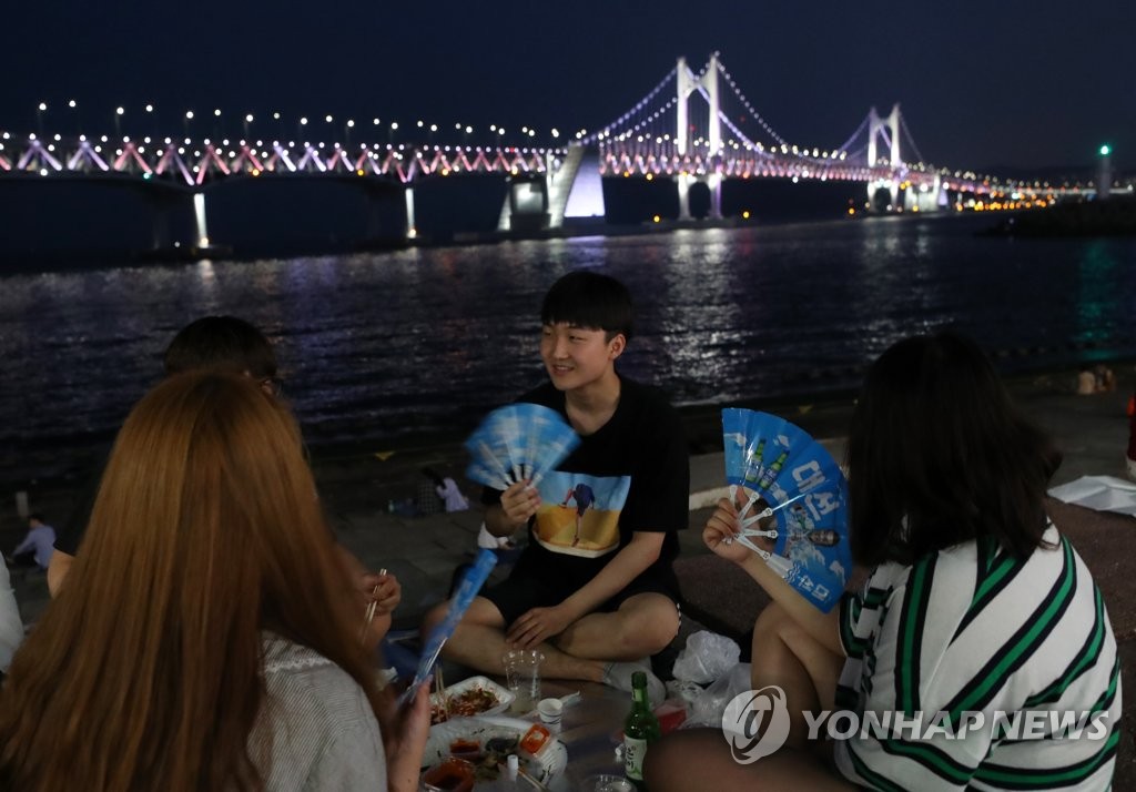 바닷바람과 부채로 이기는 열대야