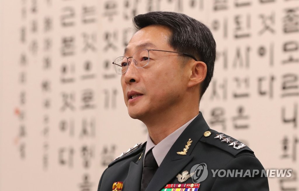 질의에 답하는 이석구 기무사령관