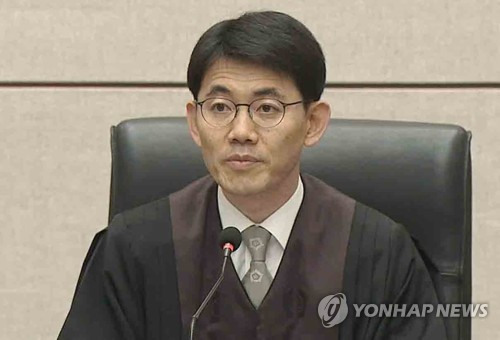 박근혜 '특활비·공천개입' 1심서 징역 8년