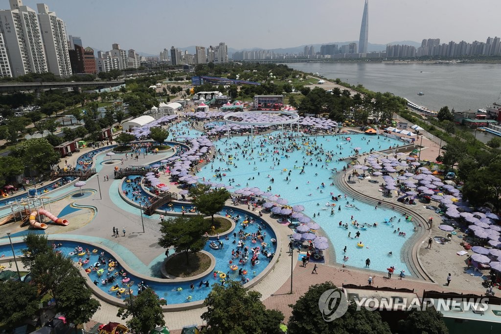 폭염에 수영장은 '북적북적'