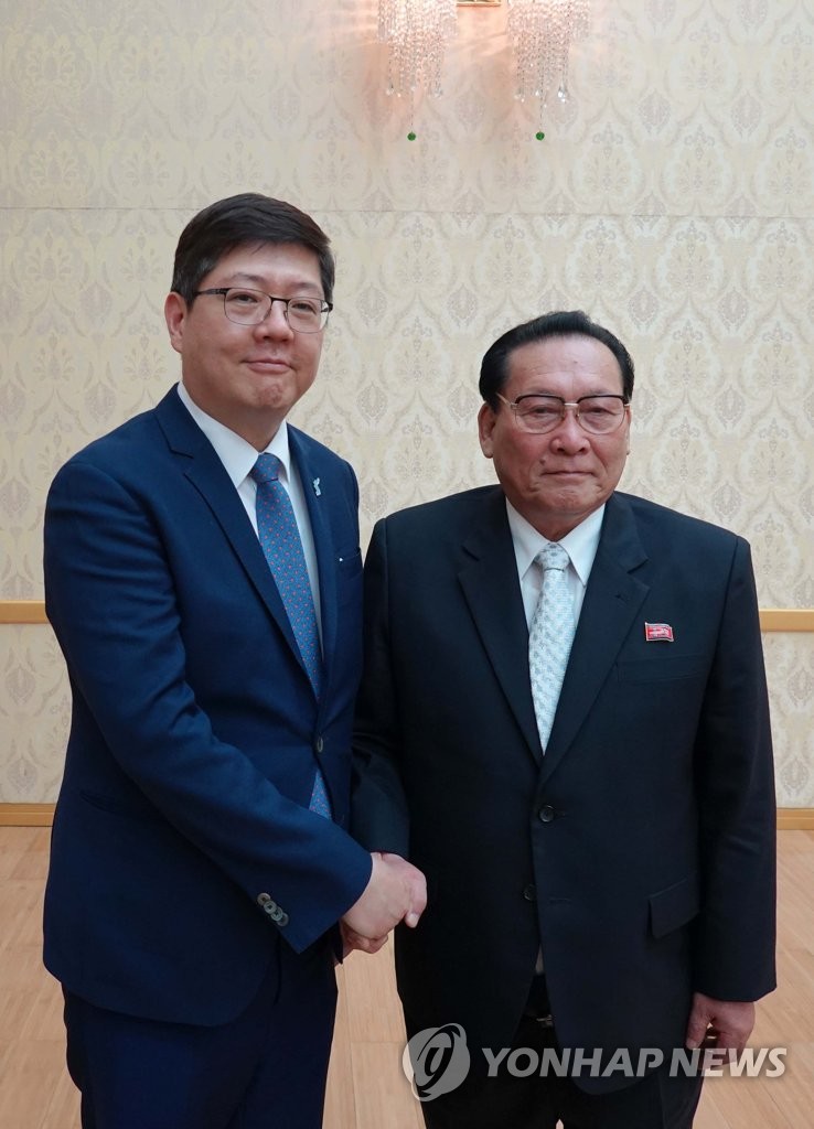 악수하는 남북 민화협 의장