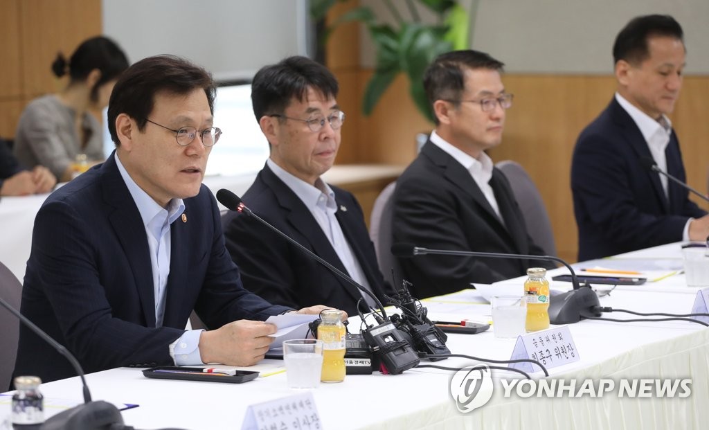 금융위원장, 서민금융 지원 간담회