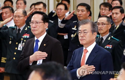 (서울=연합뉴스) 배재만 기자 = 문재인 대통령이 27일 오후 청와대 영빈관에서 열린 전군 주요지휘관 회의에서 송영무 국방부장관(왼쪽) 등 참석 지휘관들과 함께 국기에 경례하고 있다. 2018.7.27 scoop@yna.co.kr