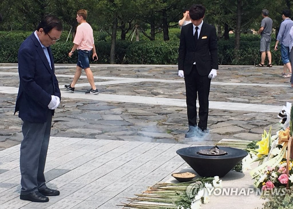봉하마을 찾은 이해찬 의원