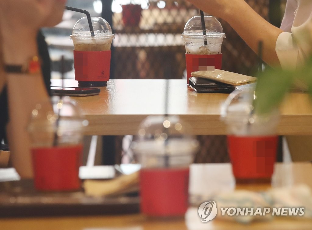 '매장 내 여기도 저기도 일회용 컵'