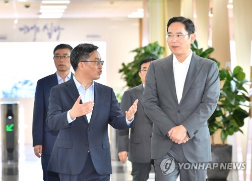 삼성전자 평택캠퍼스 둘러보는 김동연 부총리