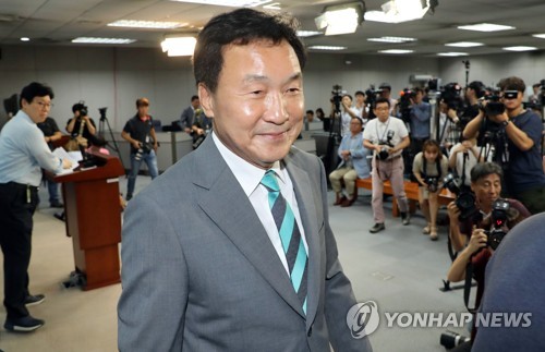 회견장 나서는 손학규 상임고문