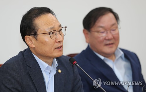 발언하는 홍영표 원내대표