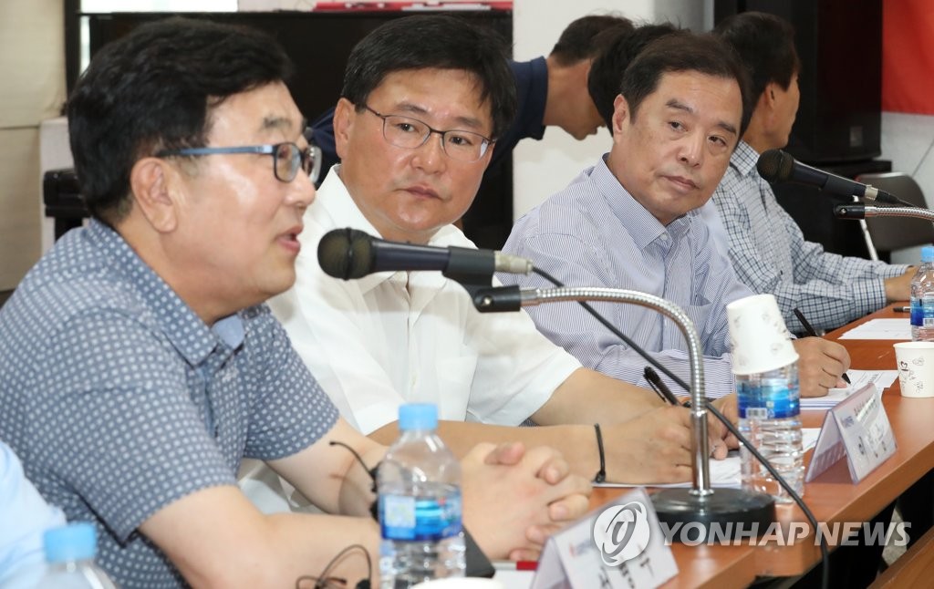 지방선거 출마자 만나 부산 민심 듣는 김병준