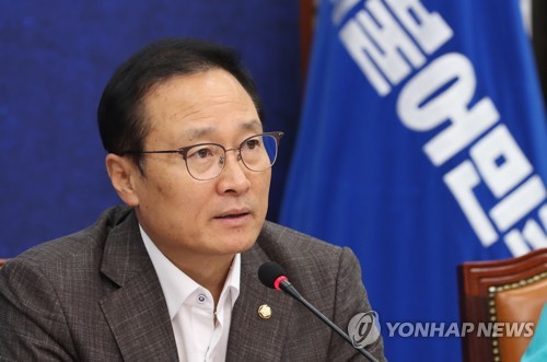 발언하는 홍영표 원내대표