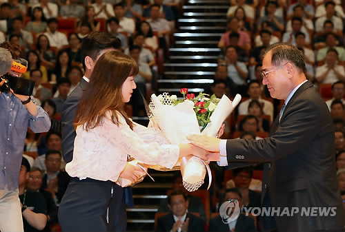 꽃다발 받는 이개호 장관