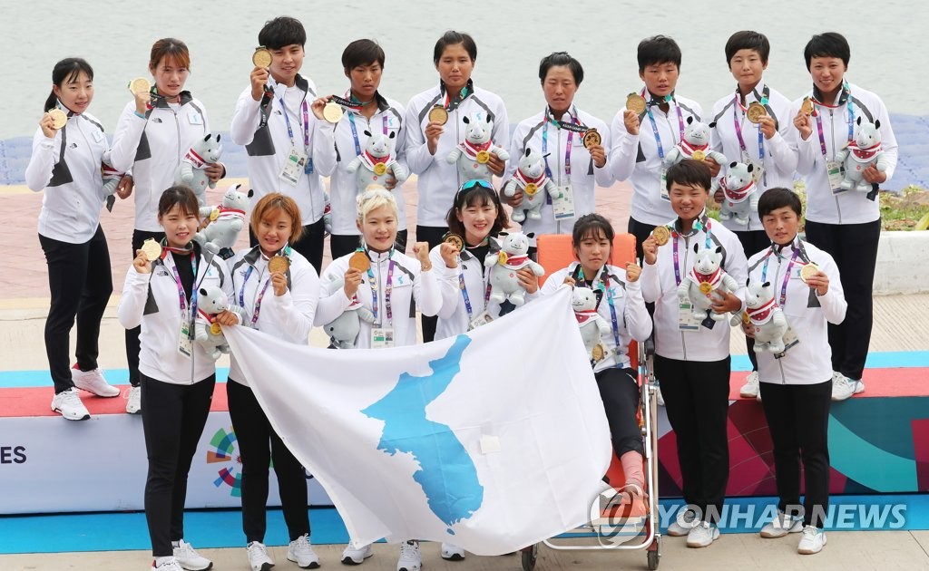 금메달 들어 보이는 남북 단일팀