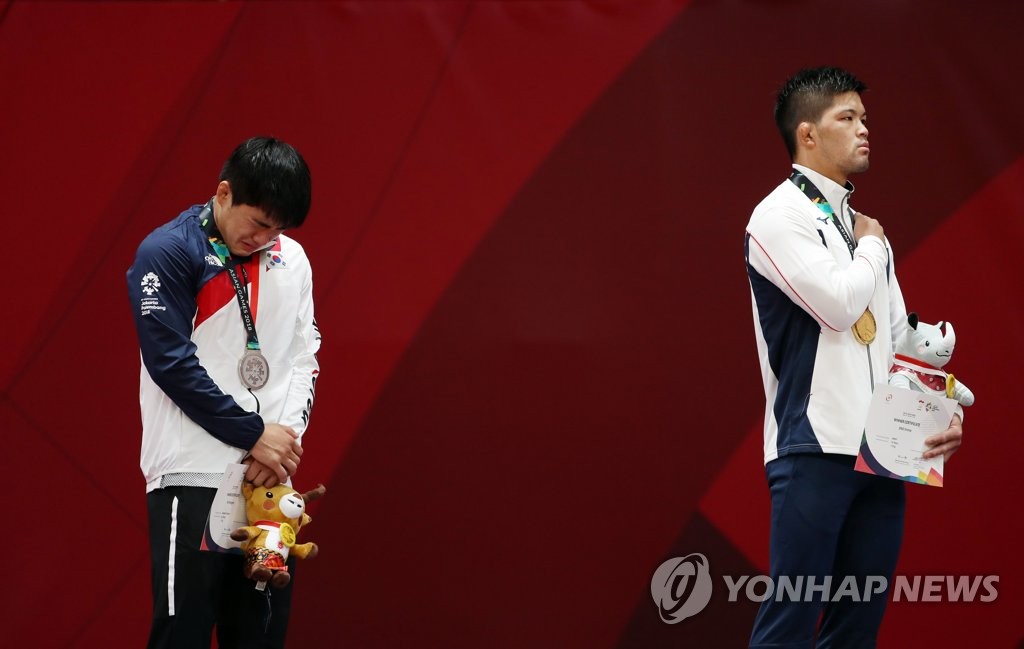 ジャカルタ・アジア大会の男子７３キロ級で銀メダルとなり涙を流す安昌林（左）と、金メダルを獲得した大野将平（資料写真）＝（聯合ニュース）