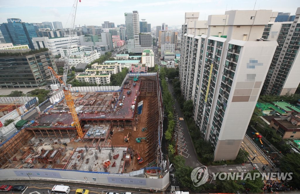 대형 땅꺼짐으로 서울 금천구 아파트 '기우뚱'…150명 긴급대피