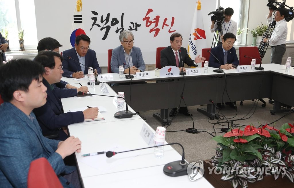 발언하는 김병준 비대위원장