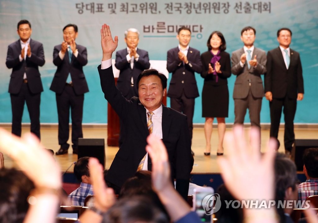 당원들에게 인사하는 손학규 당대표 후보