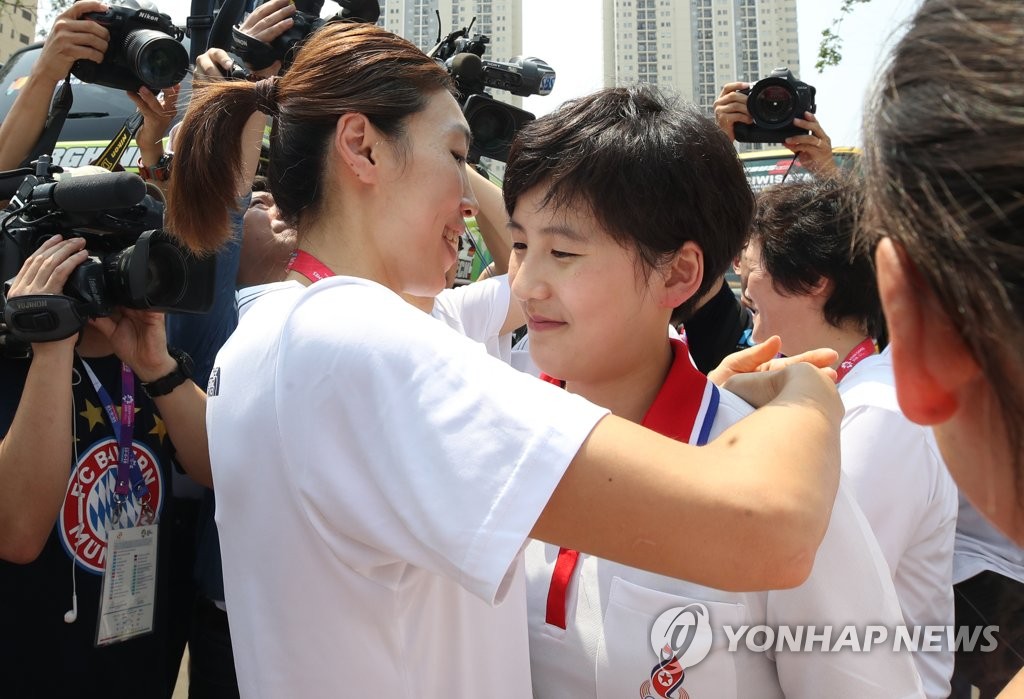 In this file photo from Sept. 3, 2018, Lim Yung-hui of South Korea (L), captain of the unified Korean women's basketball team, embraces Kim Hye-yon of North Korea after the conclusion of the 18th Asian Games in Jakarta. (Yonhap)