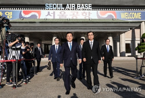문 대통령 친서 들고 평양으로 출발하는 대북특사단