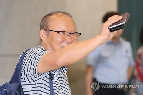 '베트남 히딩크' 박항서 감독 귀국