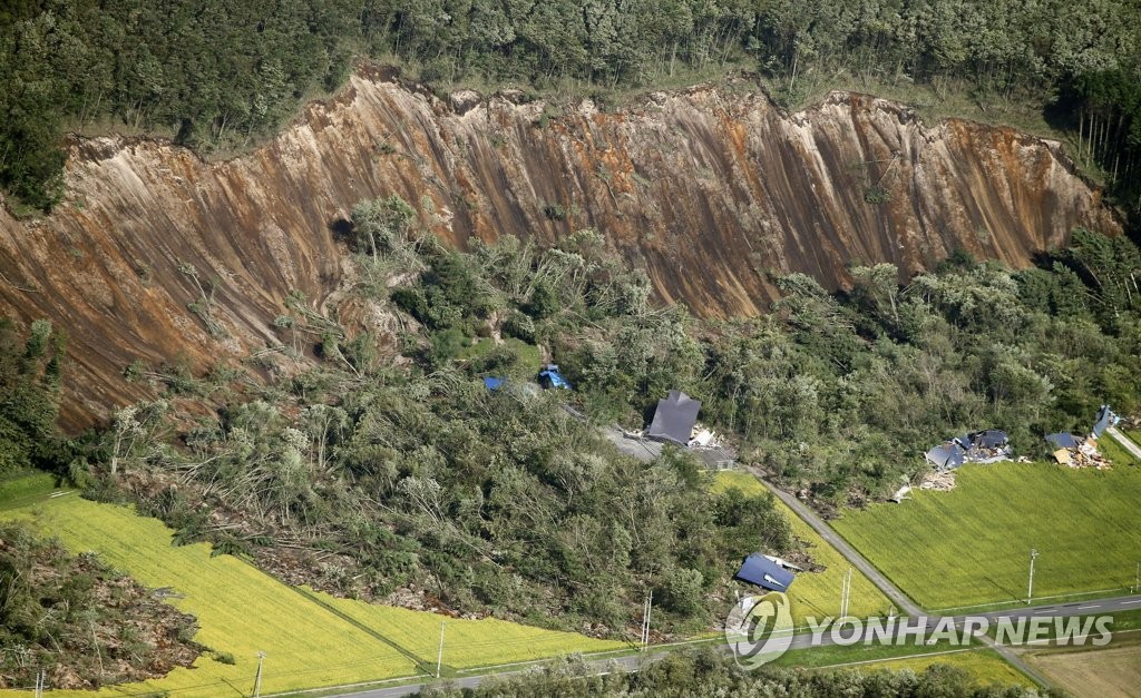 산사태에 파괴된 홋카이도 아쓰마 마을 가옥들