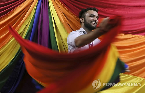 "게이는 범죄 아냐"…인도, 150년된 '게이금지법' 폐지
