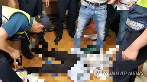 테이저건에 제압된 부산역 흉기 인질극 남성