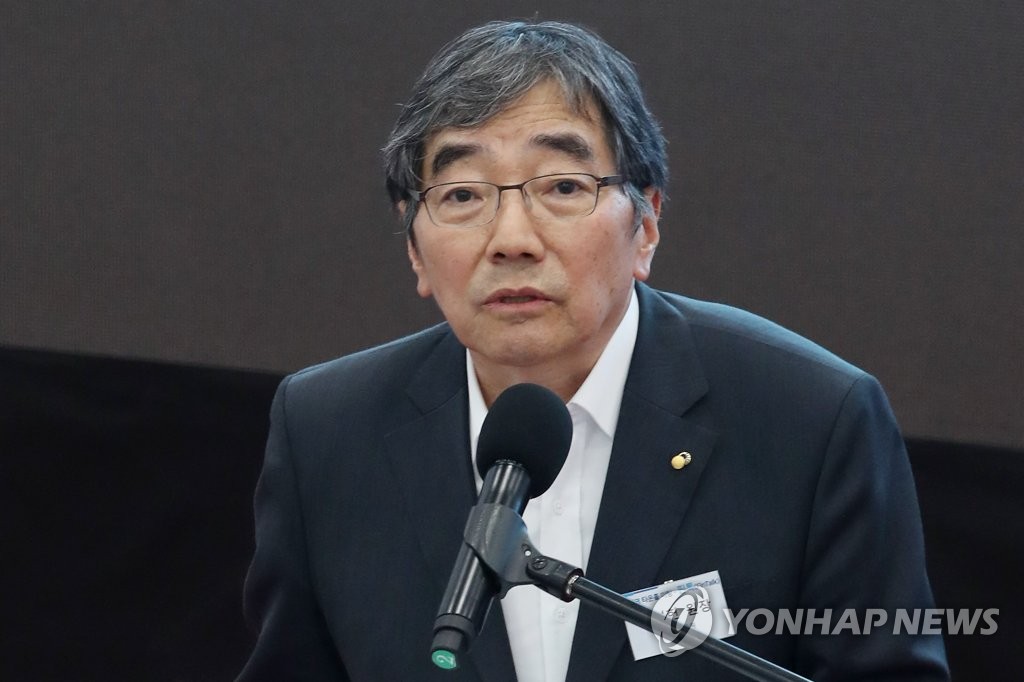 This file photo shows Yoon Suk-heun, governor of the Financial Supervisory Service. (Yonhap)